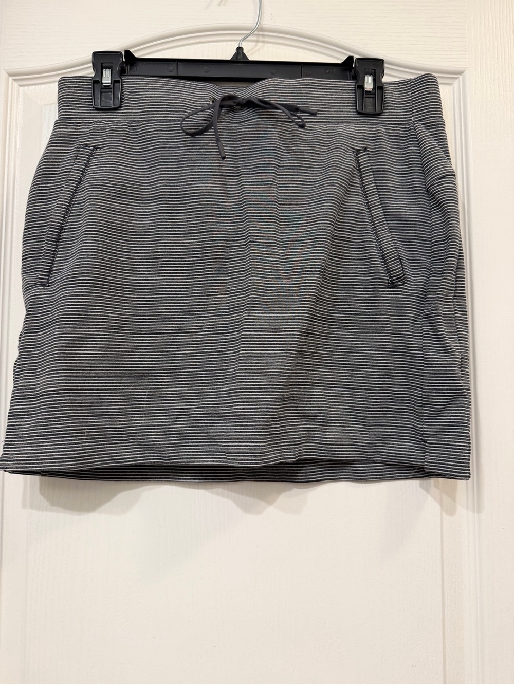 Athleta Swagger Striped Skort Women’s Small Gray Drawstring Athletic